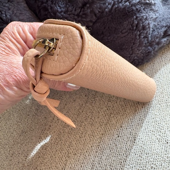 CHLOE, 💯 Authentic Pink Leather Logo Embossed Cosmetic Bag - Picture 9 of 16